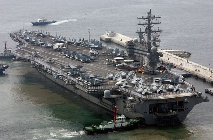 Tàu USS Ronald Reagan tới căn cứ hải quân Hàn Quốc ở TP Busan. Ảnh: REUTERS
