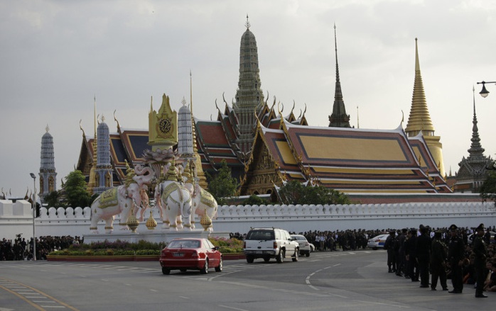 
Chiếc Mercedes màu xanh – trắng chở thi hài Quốc vương Bhumibol tới hoàng cung chiều tối 14-10. Ảnh: AP
