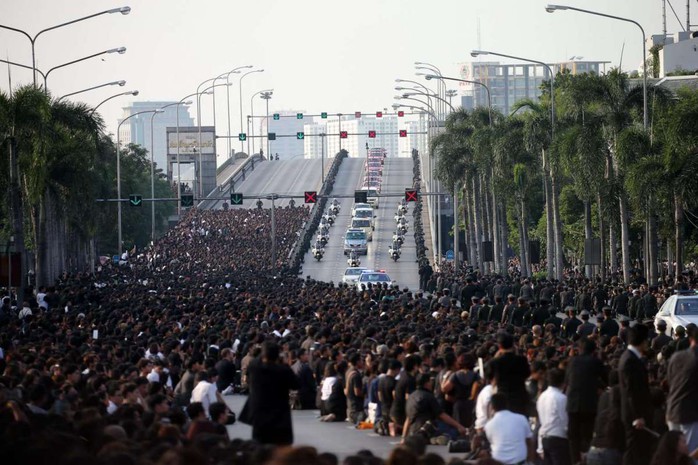 Đoàn xe chở linh cữu Vua Bhumibol băng qua cây cầu Pin Klao hướng tới Đại Hoàng cung. Ảnh: EPA