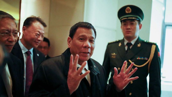 Ông Duterte về tới khách sạn ở Bắc Kinh. Ảnh: REUTERS