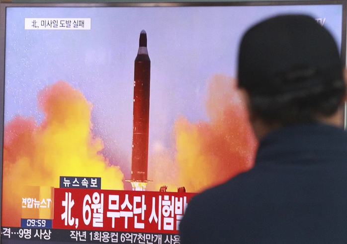 Truyền hình Hàn Quốc phát sóng một vụ thử tên lửa của Triều Tiên hôm 15-10. Ảnh: AP