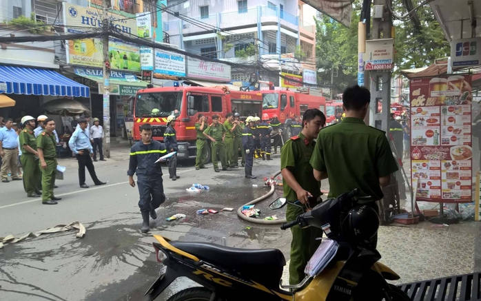 Lực lượng chức năng tiến hành khám nghiệm hiện trường.