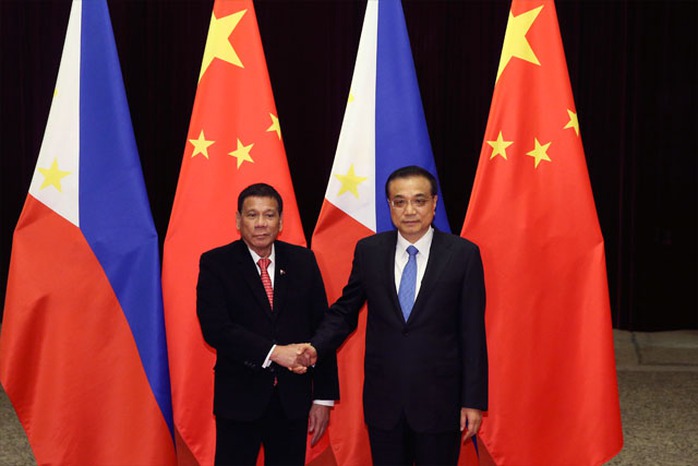 Ông Duterte (trái) bắt tay Thủ tướng Trung Quốc Lý Khắc Cường tại Bắc Kinh hôm 20-10. Ảnh: AP