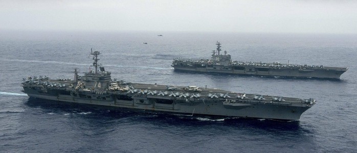 Tàu sân bay USS Ronald Reagan (phía sau) hoạt động trong lãnh hải Philippines hồi tháng 6. Ảnh: REUTERS