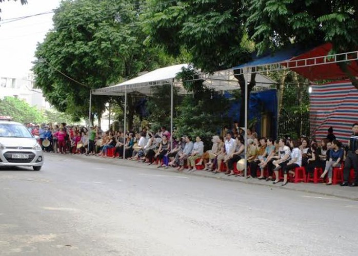 
Người dân Thanh Hóa đã có mặt tại đường Trần Oanh gần nhà thượng úy Nguyễn Văn Tùng đề chờ đón thi thể người phi công hy sinh về quê nhà
