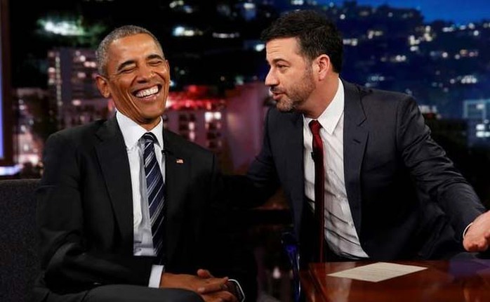 Tổng thống Obama (trái) xuất hiện trên chương trình Jimmy Kimmel Live của đài ABC. Ảnh: REUTERS