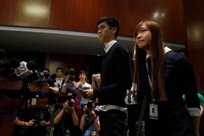 Hai nghị sĩ Yau Wai-ching, 25 tuổi (phải) và Baggio Leung, 30 tuổi. Ảnh: REUTERS