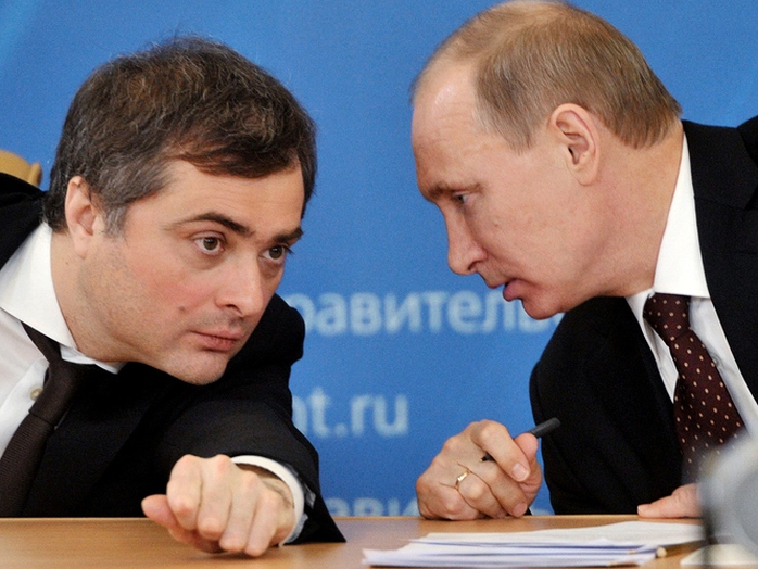 Ông Vladislav Surkov (trái) và Tổng thống Putin. Ảnh: CONVERSATIONS.E-FLUX