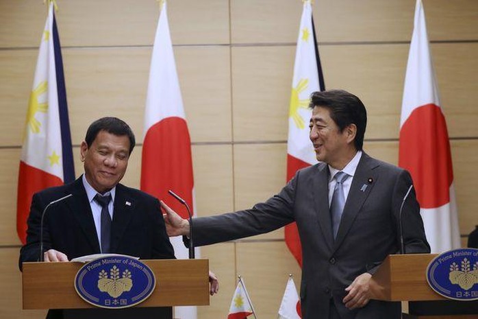 Tổng thống Duterte (trái) họp báo chung với Thủ tướng Abe tại Tokyo hôm 26-10. Ảnh: AP