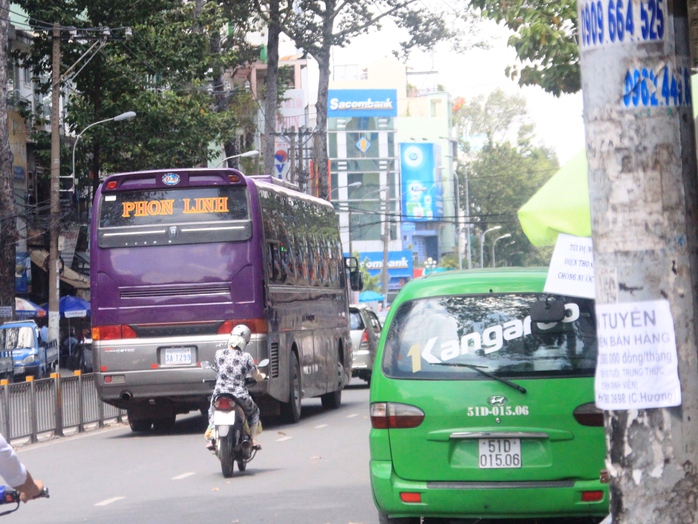 
Đoạn cấm xe trên đường Lê Hồng Phong, phóng viên ghi nhận còn 1 chiếc xe khách trên 25 chỗ ngồi biển số nước ngoài lưu thông vào trưa 29-10
