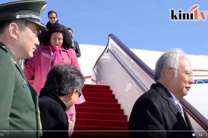Thủ tướng Najib đáp xuống sân bay Bắc Kinh hôm 31-10. Ảnh: YOUTUBE
