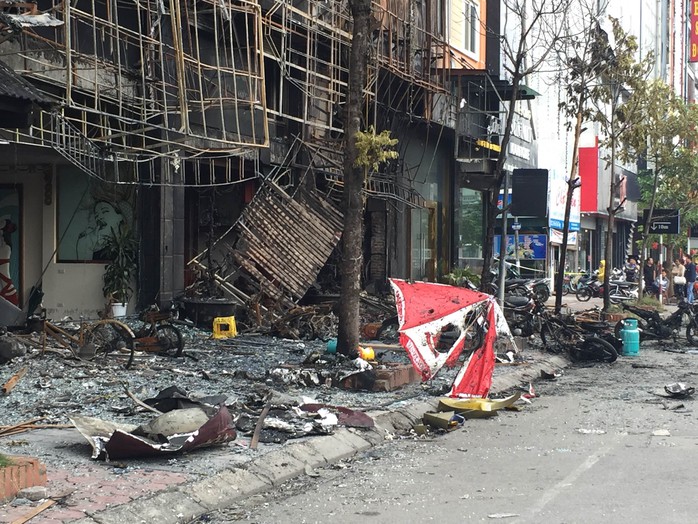 
Hiện trường vụ cháy quán karaoke khiến 13 người thiệt mạng tại phố Trần Thái Tông (quận Cầu Giấy)
