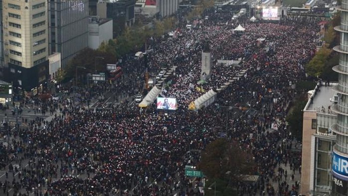 Hàng chục ngàn người biểu tình tập trung ở Seoul hôm 5-11. Ảnh: PRESS TV