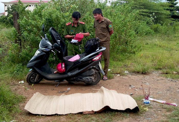 Lực lượng chức năng khám nghiệm hiện trường.