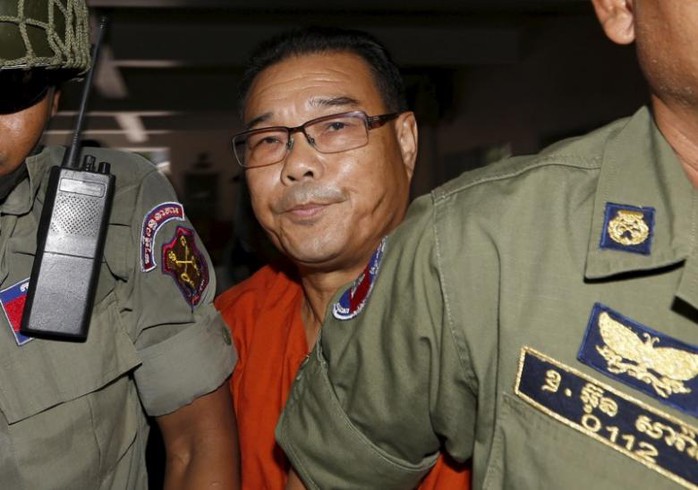 Cảnh sát hộ tống ông Hong đến tòa án ngày 7-10-2015. Ảnh: REUTERS