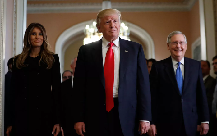 Ông Trump (giữa), phu nhân Melania Trump (trái) và thủ lĩnh phe đa số tại Thượng viện Mitch McConnell sau cuộc họp hôm 10-11 ở ﻿ Capitol Hill. Ảnh: AP