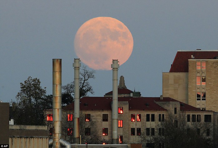 Một nhiếp ảnh gia chụp siêu trăng bên trên Trường ĐH Kansas ở TP Lawrence, bang Kansas - Mỹ. Ảnh: AP