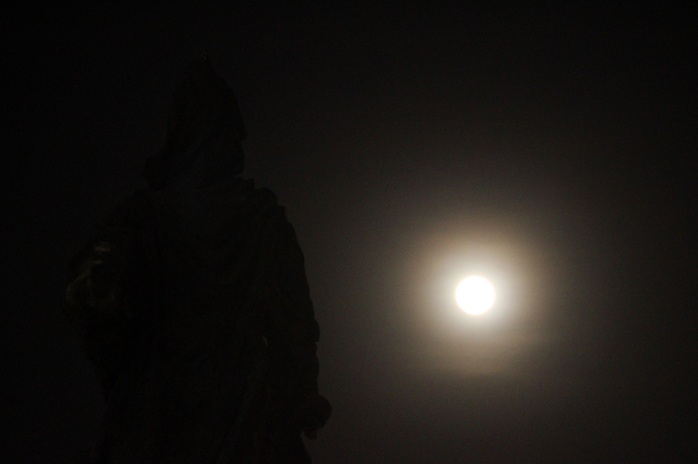 Hình ảnh siêu trăng tại vong xoay tượng đài Trần Hưng Đạo. Kể từ tháng 1-1948 đến nay, đây sẽ là thời điểm mặt trăng ở gần trái đất nhất khiến kích thước của mặt trăng nhìn bằng mắt thường lớn nhất trong vòng 68 năm qua.