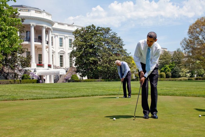 Cặp đôi tập chơi golf tại bãi cỏ Nhà Trắng ngày 24-4-2009. Ảnh: NHÀ TRẮNG