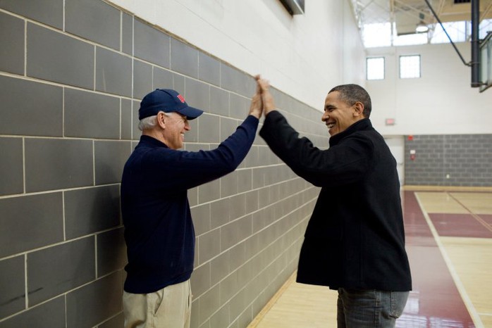 Ông Obama vui vẻ đập tay với ông Biden khi xem hai ái nữ của 2 người Sasha Obama và Biden Maisy chơi bóng rổ ở bang Maryland ngày 27-2-2-10. Ảnh: NHÀ TRẮNG