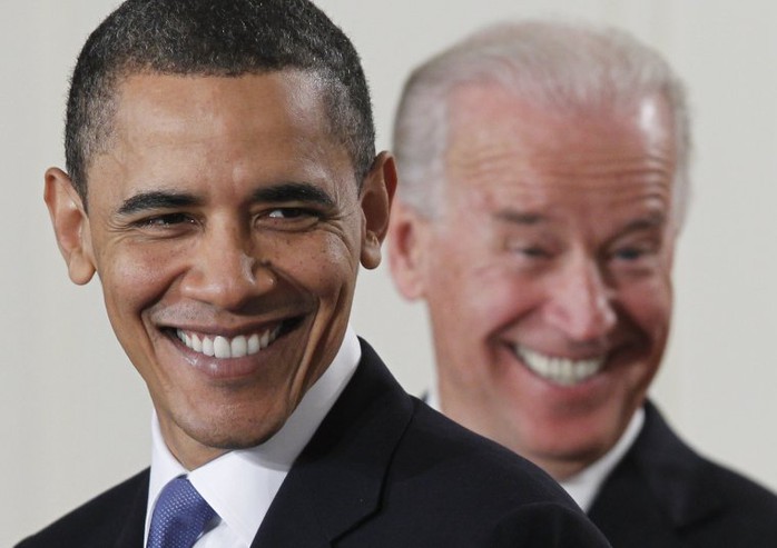 Ông Biden cười tinh quái phía sau cấp trên tại Phòng Đông ở Nhà Trắng, trước khi Tổng thống Obama ký dự luật chăm sóc sức khỏe ngày 23-3-2010. Ảnh: AP