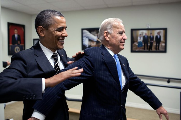 Tổng thống Obama đùa giỡn với cấp phó trong hậu trường trước khi ký Luật Chứng khoán ngày 4-4-2012. Ảnh: NHÀ TRẮNG