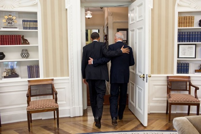 Bức ảnh chụp ngày 4-5-2011. Hai ông Obama và Biden bá vai đi ăn trưa ở Phòng Bầu dục. Ảnh: NHÀ TRẮNG