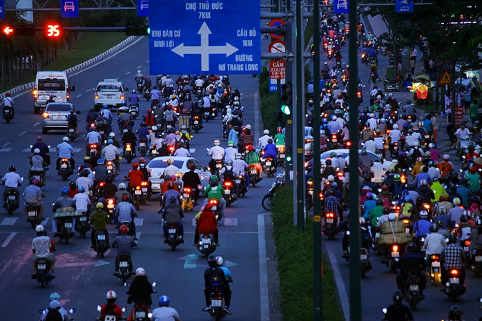 Khoảng 17 giờ 30 chiều 18-11, xe máy chạy tán loạn tất cả làn đường tại giao lộ Nguyễn Xí - Phạm Văn Đồng.