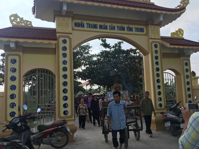 
Nhiều người dân làng Vĩnh Trung tới tiễn đưa 2 cháu bé
