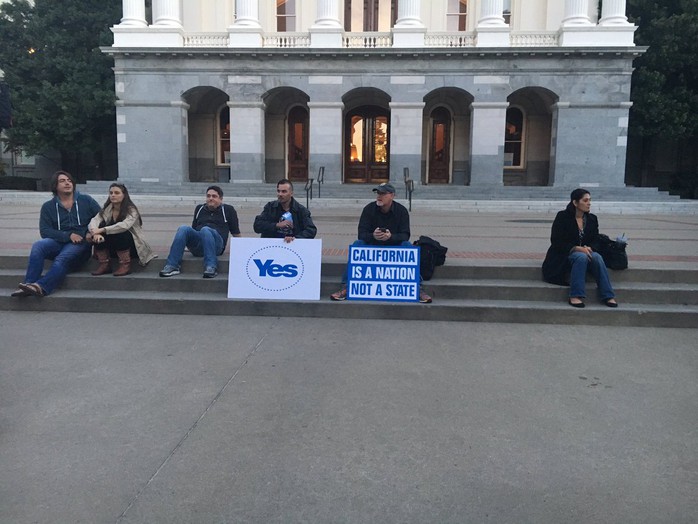 Thành viên nhóm Yes California biểu tình hôm 9-11. Ảnh: LOS ANGELES TIMES