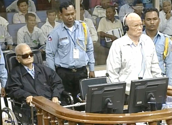 Hai bị cáo Nuon Chea (trái) và Khieu Sampha trong một phiên tòa năm 2014. Ảnh: CAMBODIA DAILY