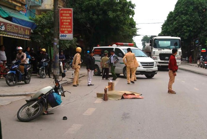 
Hiện trường vụ tai nạn khiến người phụ nữ ở Thanh Hóa bị xe tải cán chết

