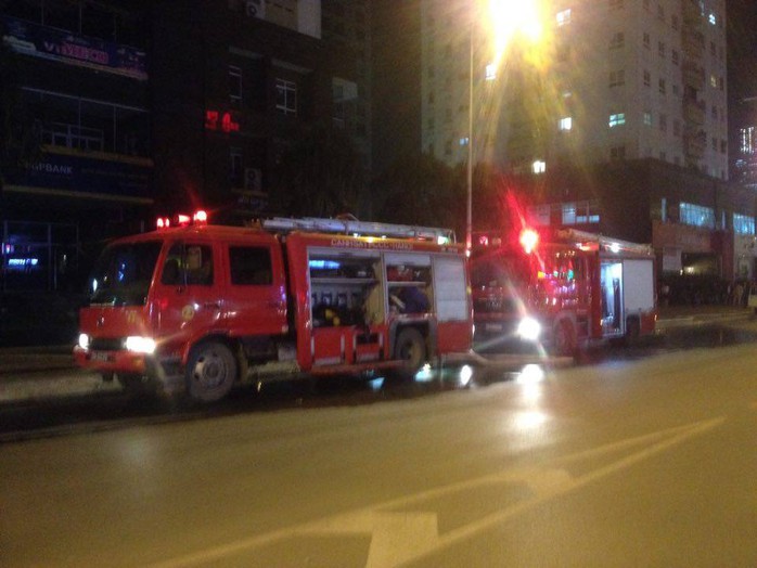 
Hai xe chữa cháy được điều đến hiện trường để chữa cháy
