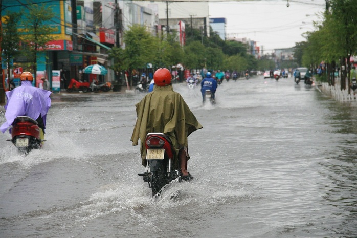 
Đường phố Tam Kỳ cũng biến thành biển nước
