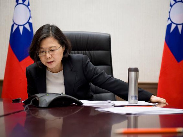 Bà Thái nói chuyện qua điện thoại với ông Trump tại văn phòng ở Đài Bắc. Ảnh: REUTERS