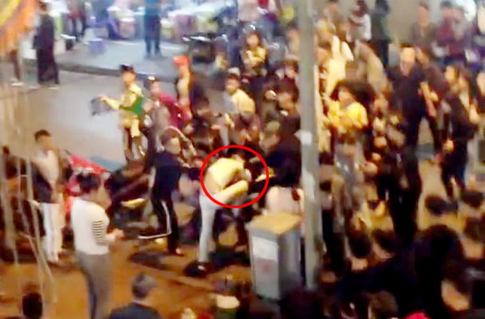 
Hai nhóm thanh niên lao vào ẩu đả trên phố đi bộ ở trung tâm Hà Nội - Ảnh cắt từ clip
