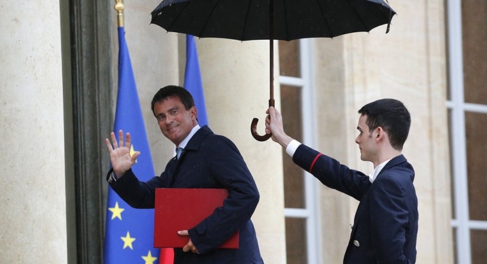Thủ tướng Valls (trái) từ chức hôm 6-12. Ảnh: AP
