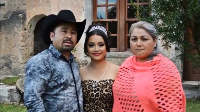 Ông Ibarra đứng cạnh con gái (đội một chiếc vương miện) và vợ - bà Anaelda Garcia. Ảnh: FACEBOOK