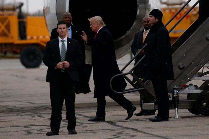 Ông Trump đáp xuống sân bay quốc tế John Glenn Columbus ở bang Ohio hôm 8-12. Ảnh: REUTERS