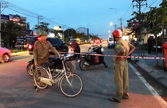 Lực lượng chức năng phong tỏa, khám nghiệm hiện trường.