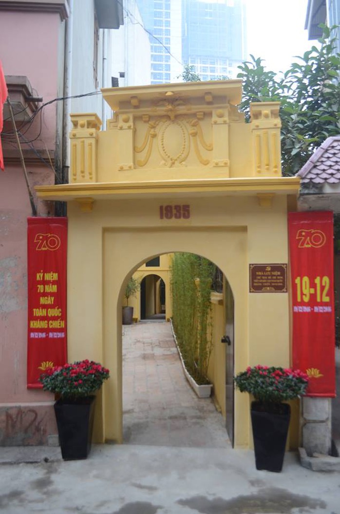 
Cổng vào ngôi nhà cụ Nguyễn Văn Dương, nơi Bác Hồ làm việc những ngày mùa đông năm 1946
