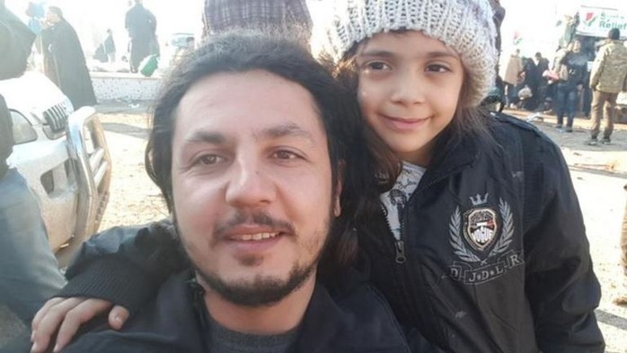 Bana chụp hình với một nhân viên cứu trợ Thổ Nhĩ Kỳ sau khi rời khỏi Aleppo. Ảnh: TWITTER