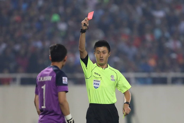 
Trọng tài Fu Ming rút thẻ đỏ truất quyền thi đấu đối với thủ môn Nguyên Mạnh trong trận Bán kết lượt về AFF Suzuki Cup 2016 giữa Việt Nam gặp Indonesia
