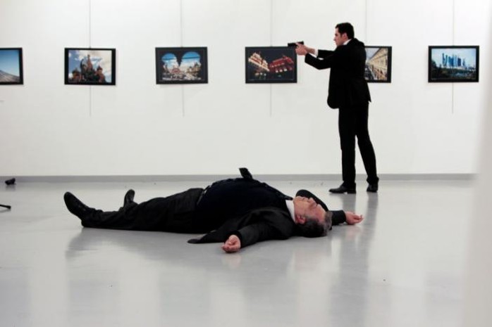Altintas sau khi bắn chết Đại sứ Karlov (nằm dười đất). Ảnh: REUTERS