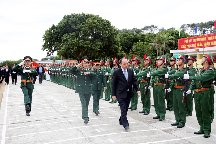 
Thủ tướng thăm cán bộ, chiến sĩ Lữ đoàn 242
