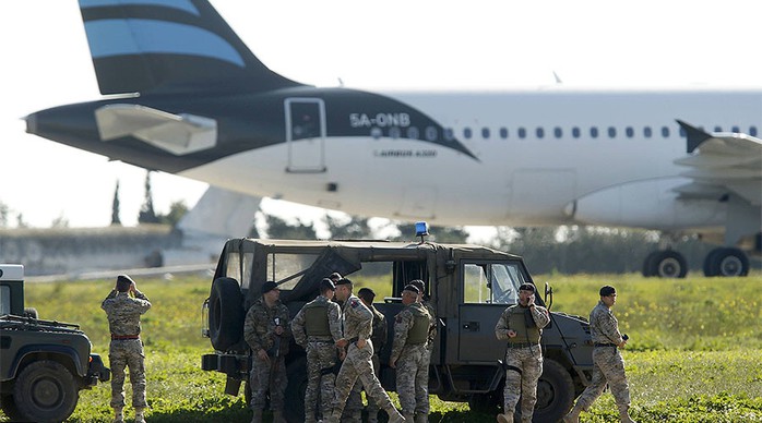 Quân đội Malta đang theo dõi chiếc máy bay bị không tặc tại sân bay quốc tế Malta. Ảnh: REUTERS