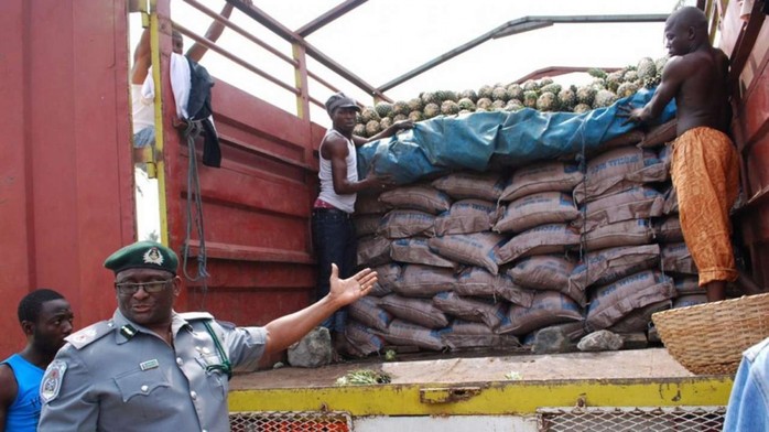 Gạo giả bị cơ quan chức năng Nigeria tịch thu gần đây. Ảnh: EPA