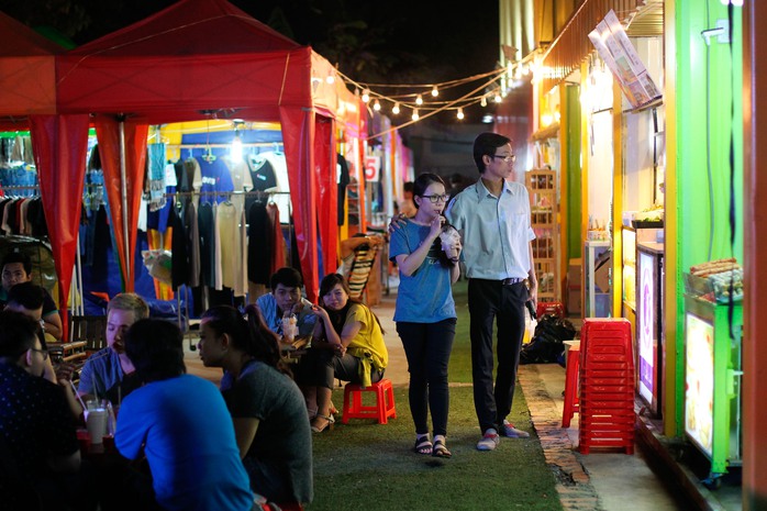 Ngoài ra, nơi đây còn có cả khu vui chơi giải trí, khu chụp ảnh miễn phí cho các bạn trẻ, khu phim trường Studio nghệ thuật cùng khu sân khấu biểu diễn ngoài trời độc đáo … mang đến cho người xem một cảm giác như lạc vào những vùng đất khác nhau trên thế giới.