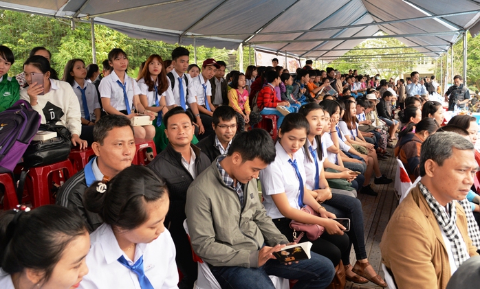 Hàng trăm học sinh Quảng Ngãi cùng tham dự chương trình. Ảnh: Tử Trực