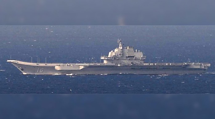 Tàu Liêu Ninh di chuyển qua biển Hoa Đông hôm 25-12. Ảnh: REUTERS